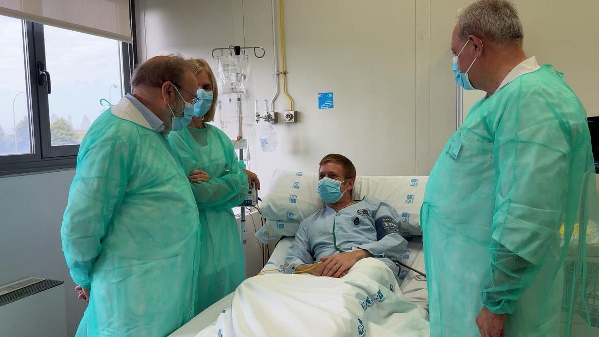 Imagen ilustrativa: bolsa de perfusión transparente junto a una cama de hospital vacía en una sala luminosa