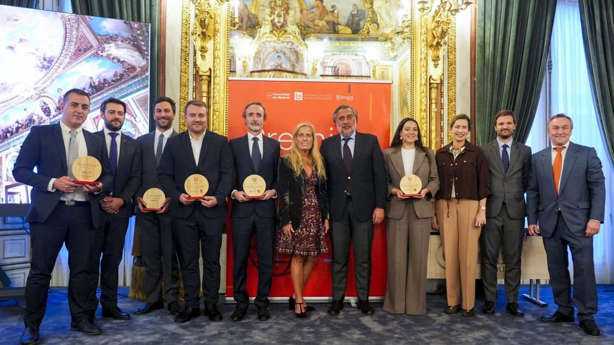 Imagen ilustrativa: vista cenital de un escritorio con documentos de comercio internacional y un pequeño globo terráqueo