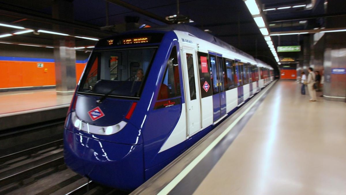 Imagen ilustrativa: tren de metro ligero en una vía elevada al atardecer y sala de control con mapa de red ferroviaria