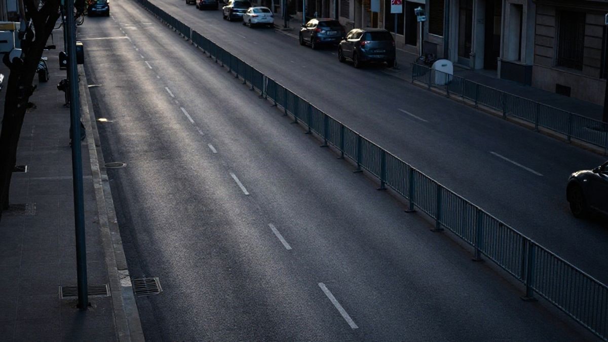 Imagen ilustrativa: vista cenital de una avenida urbana cortada al tráfico con vallas metálicas