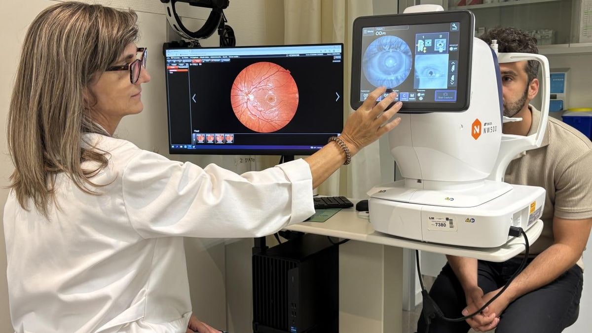 Imagen ilustrativa: cámara de retinografía en una consulta médica moderna vista desde el suelo