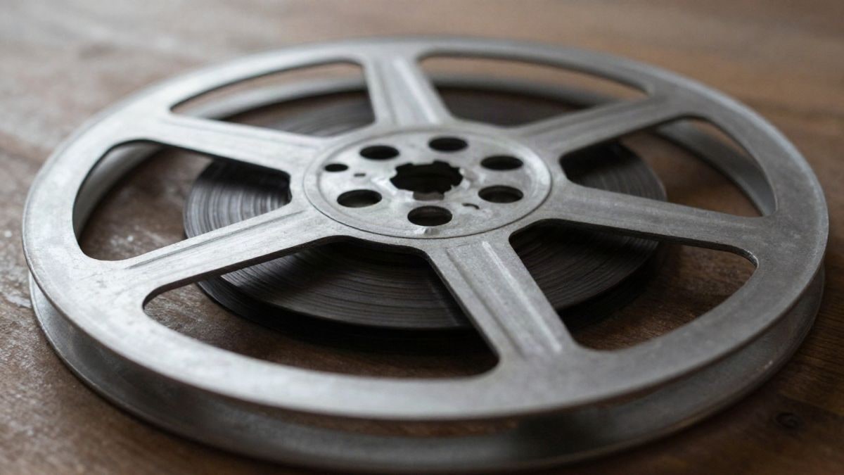 Imagen ilustrativa: primer plano de un carrete de película sobre una superficie de madera