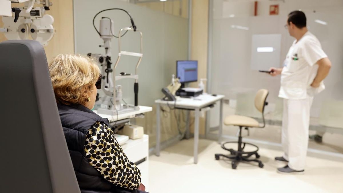 Imagen ilustrativa: pasillo de un hospital moderno al amanecer con una camilla vacía en primer plano