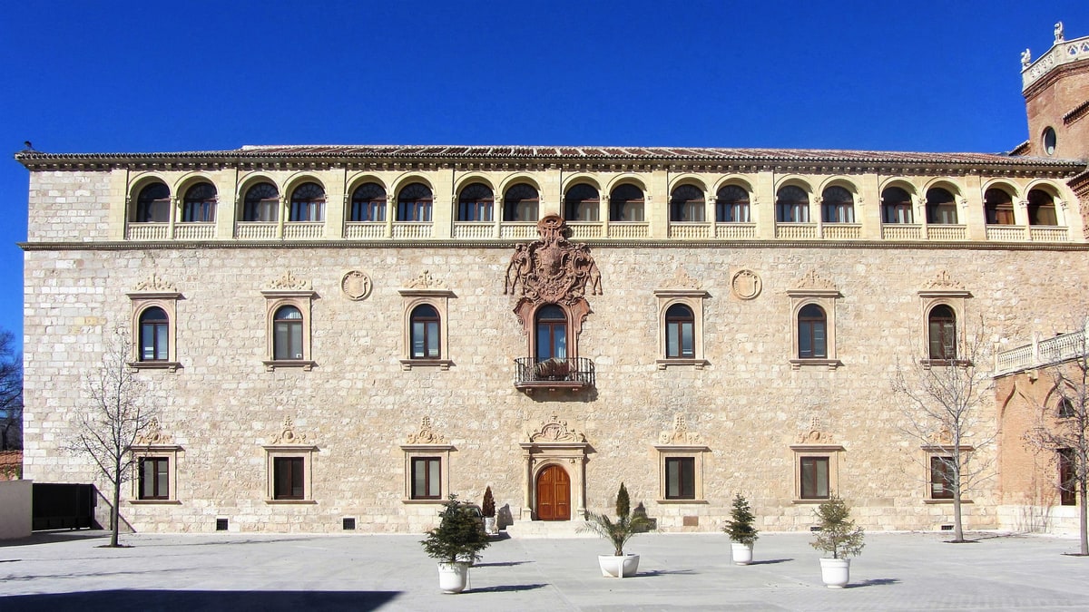 Fachada principal del Palacio Arzobispal de Alcalá de Henares con balcón y escudo labrado en piedra