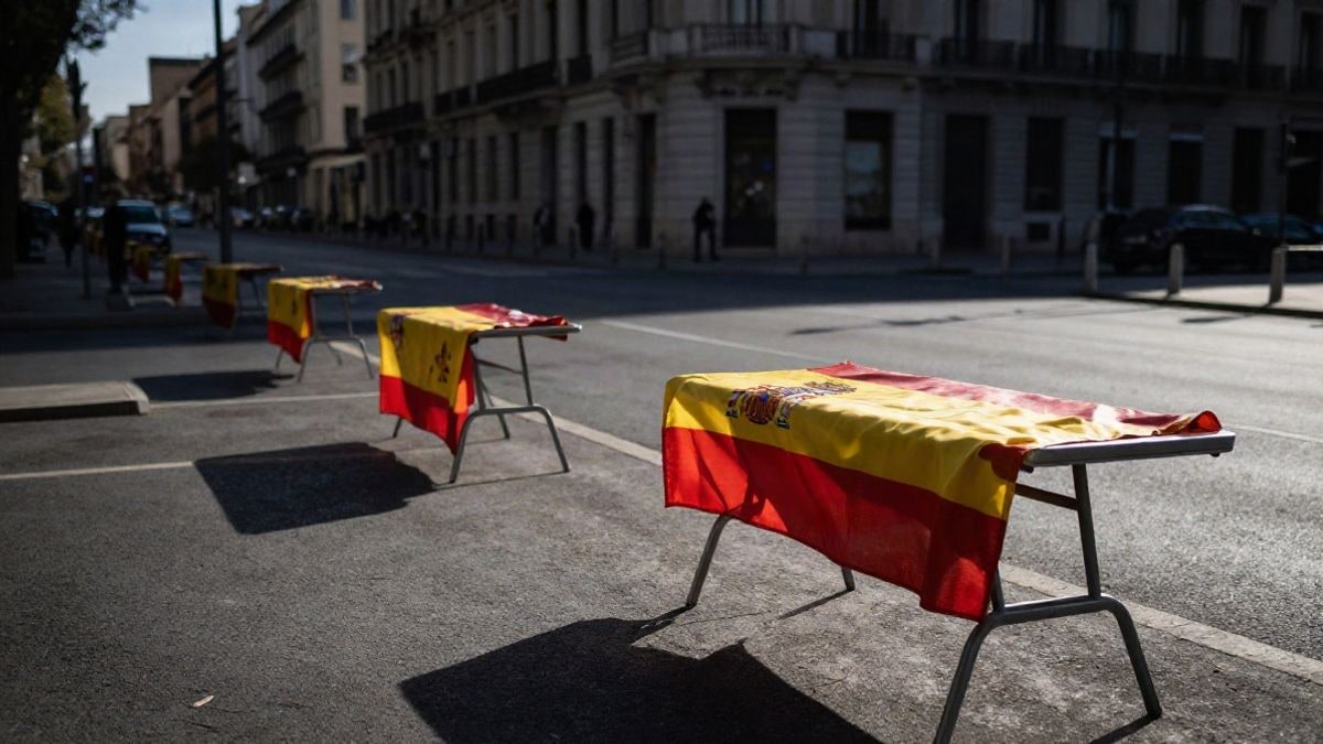 Imagen ilustrativa: avenida urbana cortada al tráfico al amanecer con vallas y banderas dobladas sobre una mesa