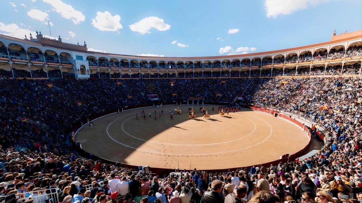 Imagen ilustrativa: detalle de la madera desgastada de una barrera de plaza de toros con luz de atardecer