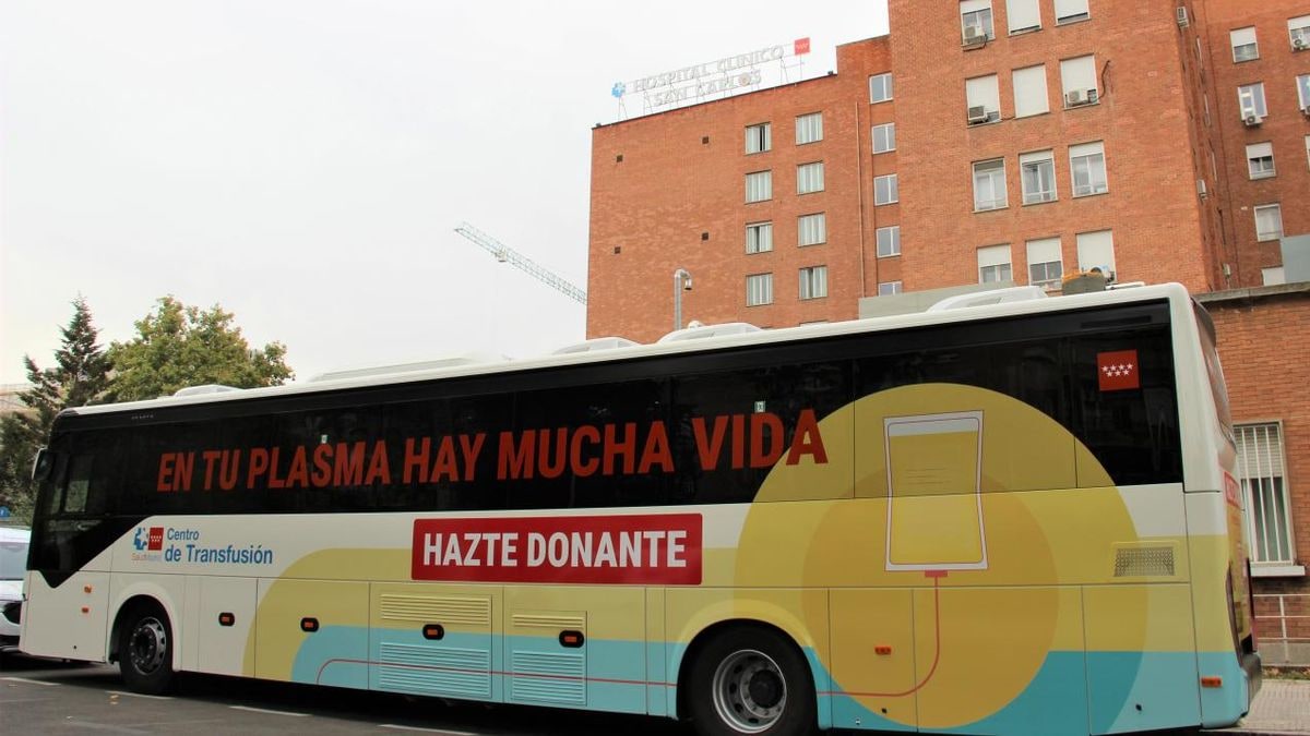 Imagen ilustrativa: bolsa de donación de sangre y tubos sobre una bandeja de acero inoxidable en un entorno clínico