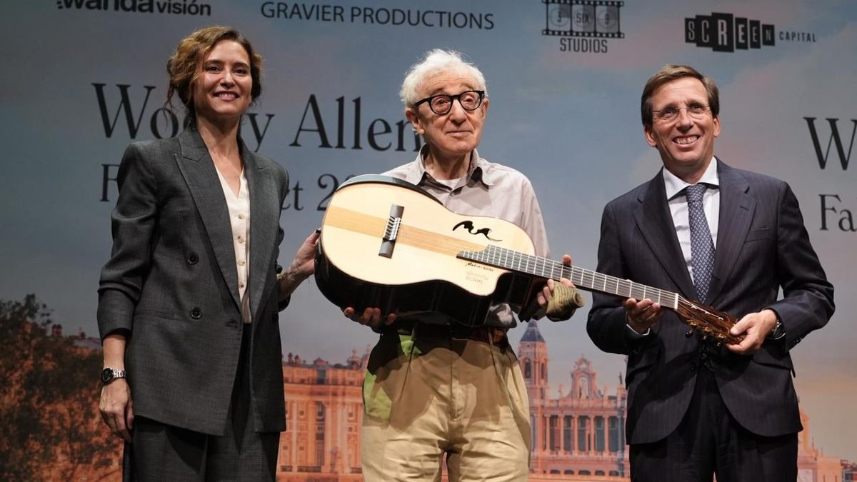 Imagen ilustrativa: guitarra española y claqueta de cine sobre una mesa al aire libre con cielo despejado