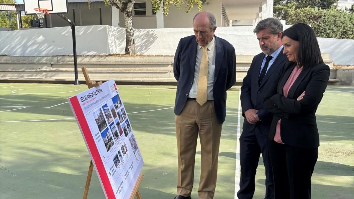 Imagen ilustrativa: macro de panel solar en la cubierta de un edificio escolar