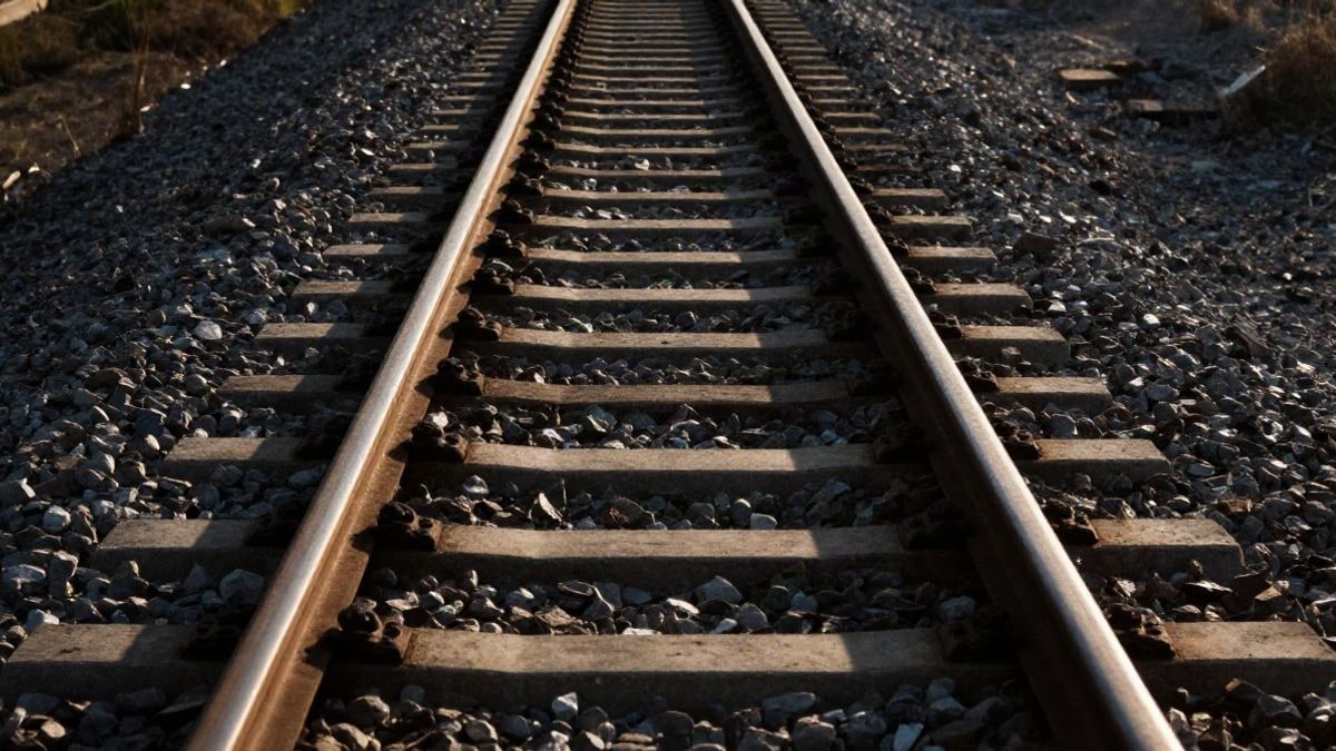 Imagen ilustrativa: vista cenital de unas vías de tren sobre balasto al atardecer