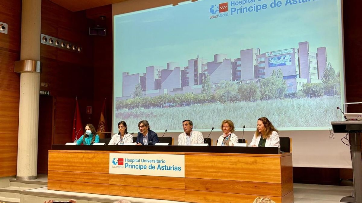 Imagen ilustrativa: pasillo de un hospital iluminado de noche con luz artificial cálida y una silla junto a la pared