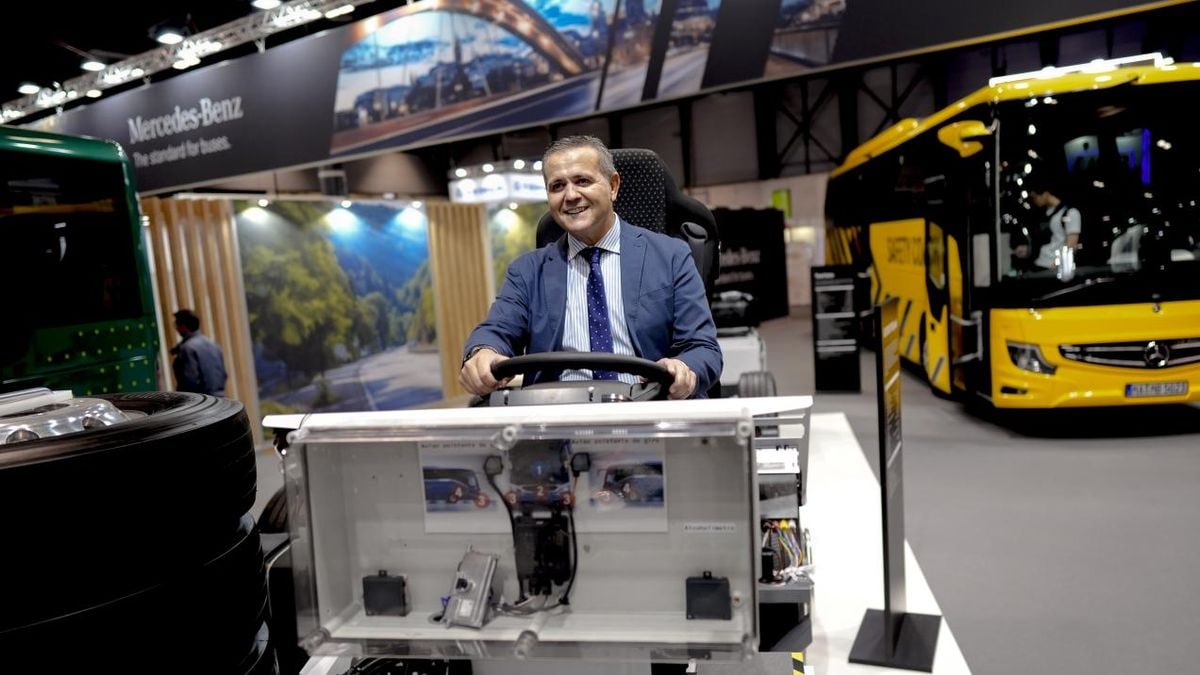 Imagen ilustrativa: validador electrónico de billetes en el interior de un autobús iluminado de noche