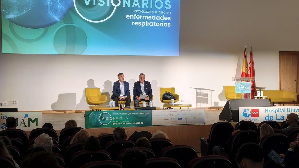Imagen ilustrativa: mesa de consulta vista desde arriba con un estetoscopio, una libreta cerrada y un vaso de agua