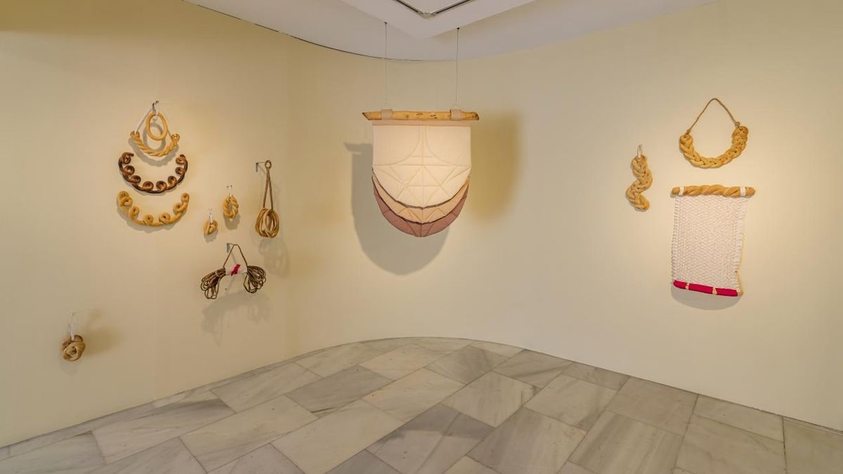 Imagen ilustrativa: detalle de una barandilla metálica y un muro de hormigón en una sala de exposiciones contemporánea
