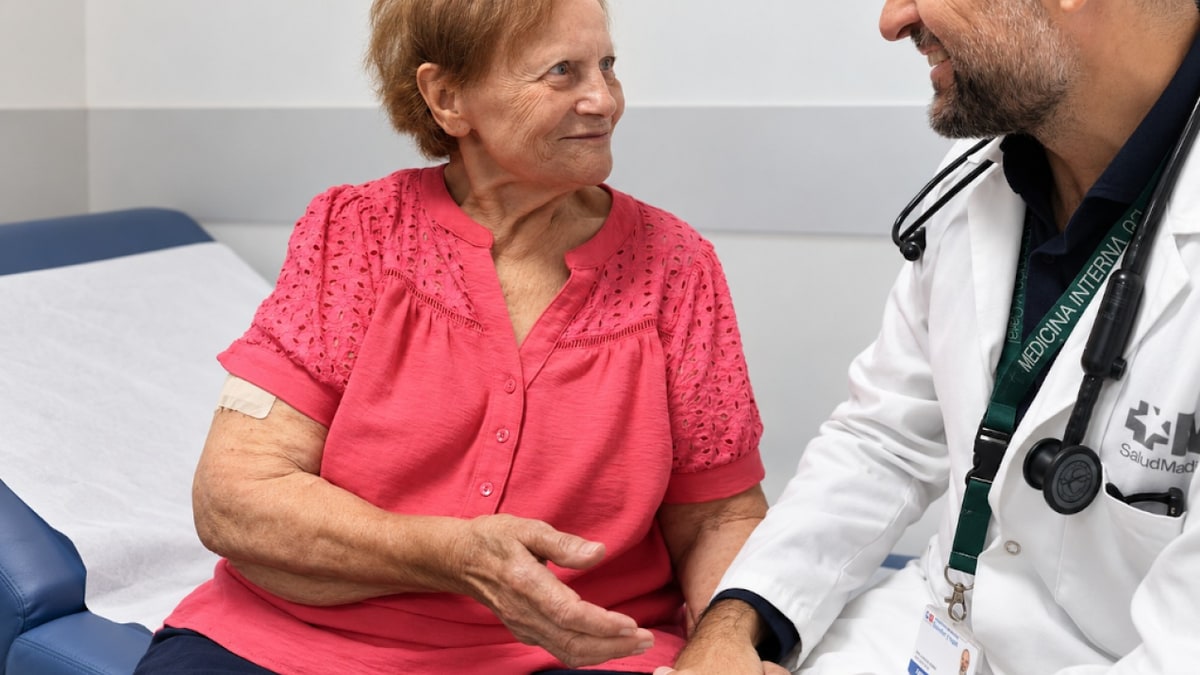 Imagen ilustrativa: vista cenital de un estetoscopio y expedientes médicos sobre la mesa de una consulta de cardiología