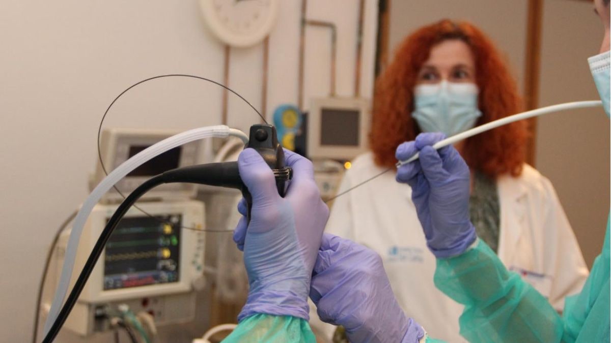 Imagen ilustrativa: consulta hospitalaria con equipamiento de endoscopia respiratoria junto a una ventana