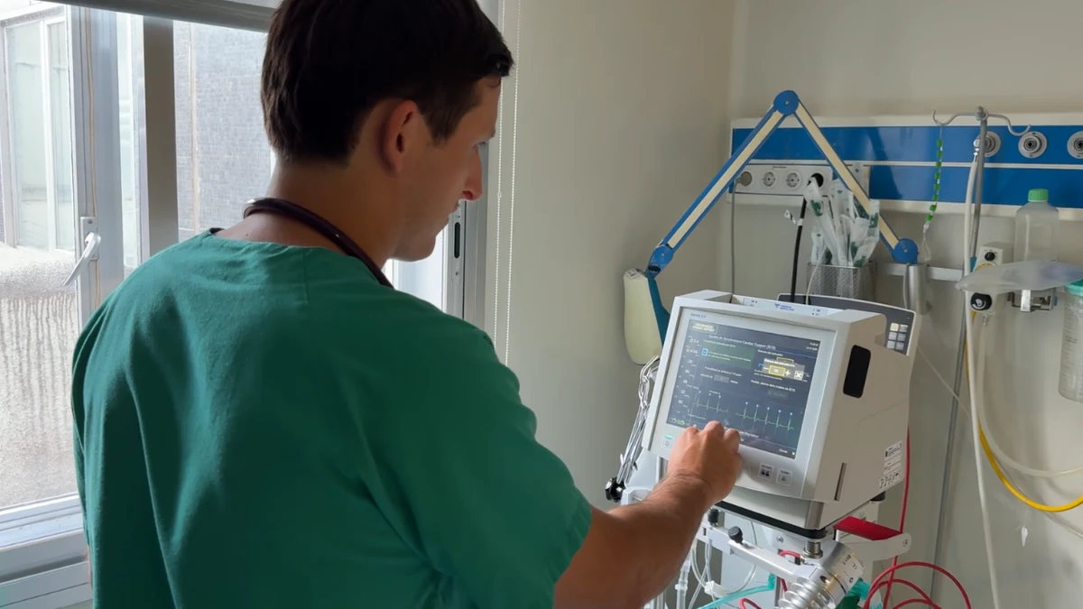 Imagen ilustrativa: una máquina ECMO moderna iluminada en una habitación de hospital vacía por la noche.