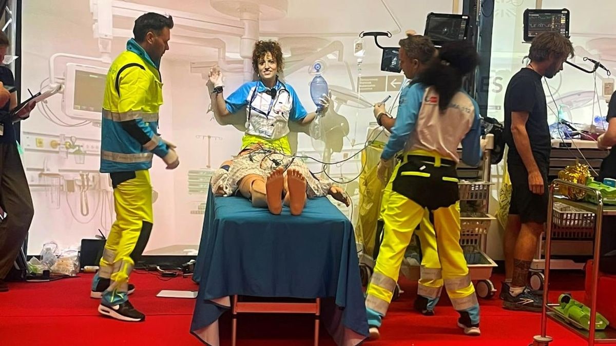 Imagen ilustrativa: sala de simulación clínica nocturna con maniquí y equipamiento médico bajo luz artificial