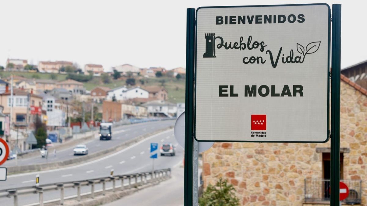 Imagen ilustrativa: primer plano de una cámara de vigilancia sobre un poste metálico a la entrada de una carretera rural