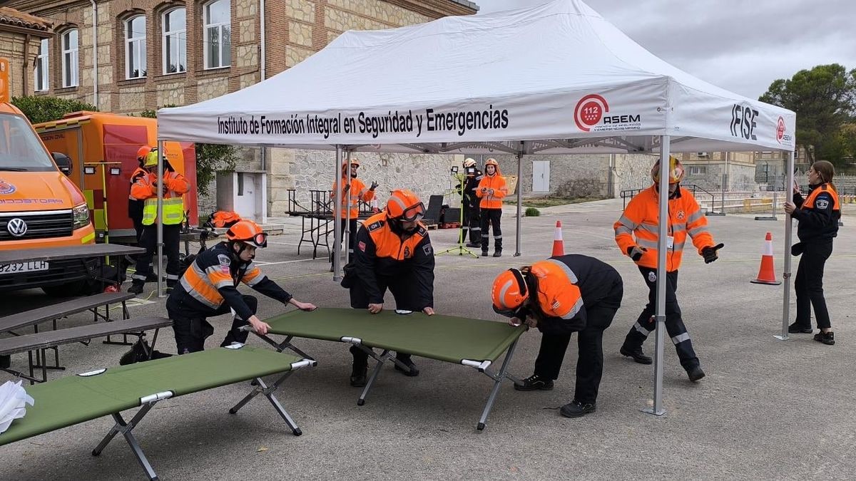 Imagen ilustrativa: primer plano de un chaleco reflectante de emergencias sobre una mesa en un centro de formación