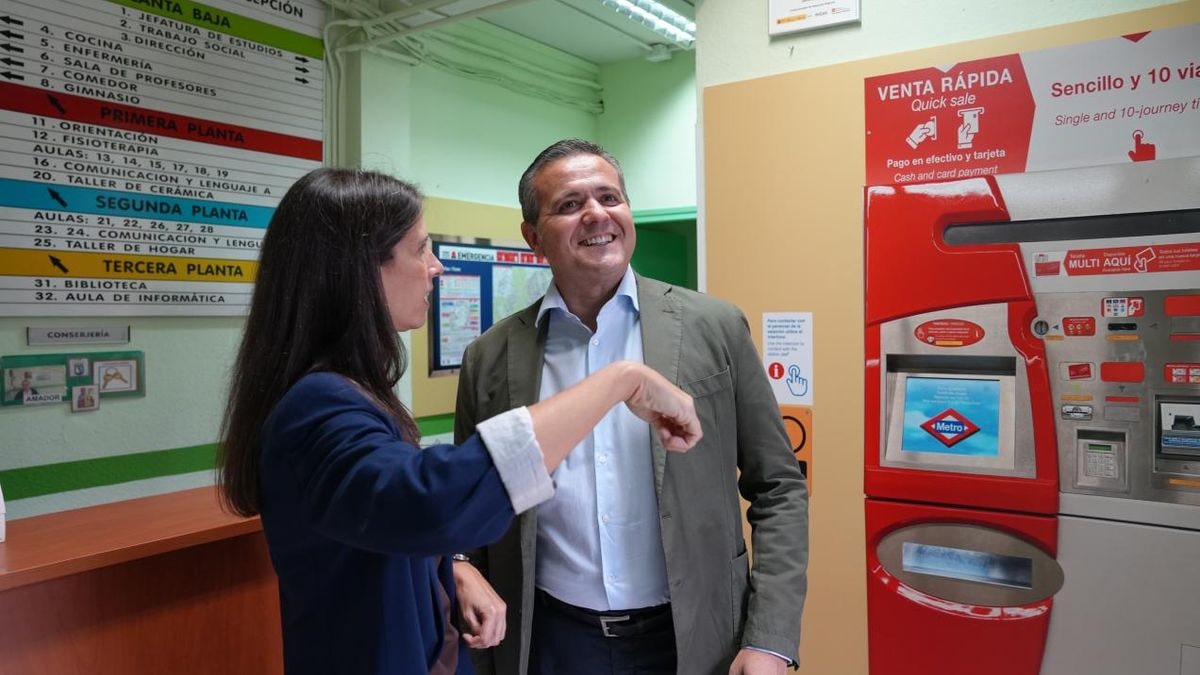 Imagen ilustrativa: detalle de una barandilla metálica en una estación de metro