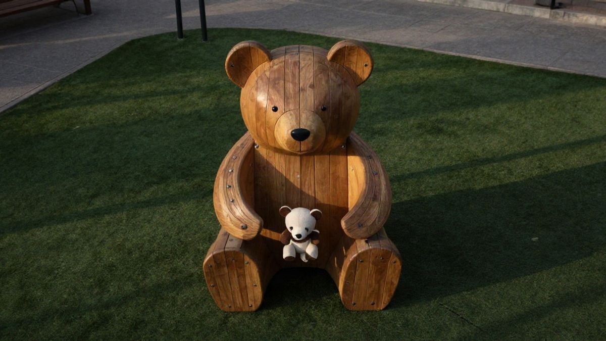 Imagen ilustrativa: estructura de madera con forma de oso en un parque infantil urbano
