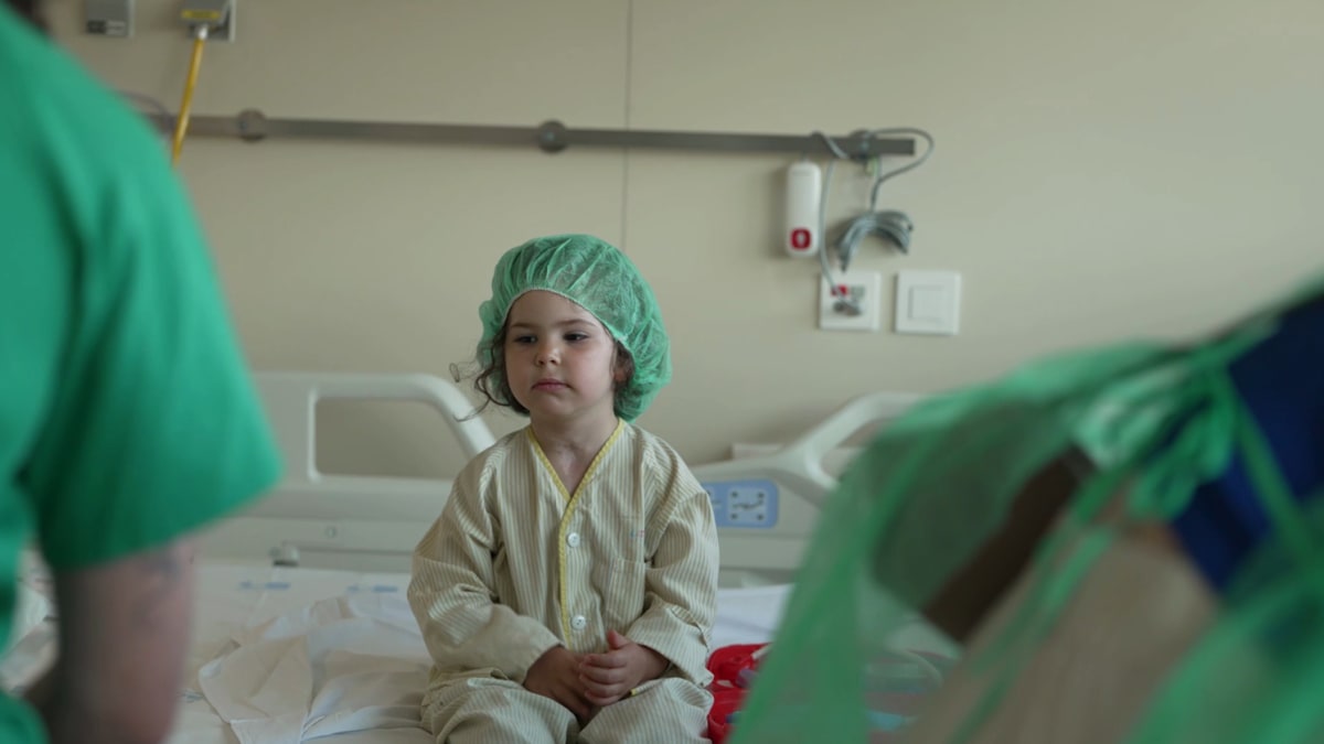 Imagen ilustrativa: pasillo de hospital vacío con líneas que convergen y una silla de ruedas en primer plano
