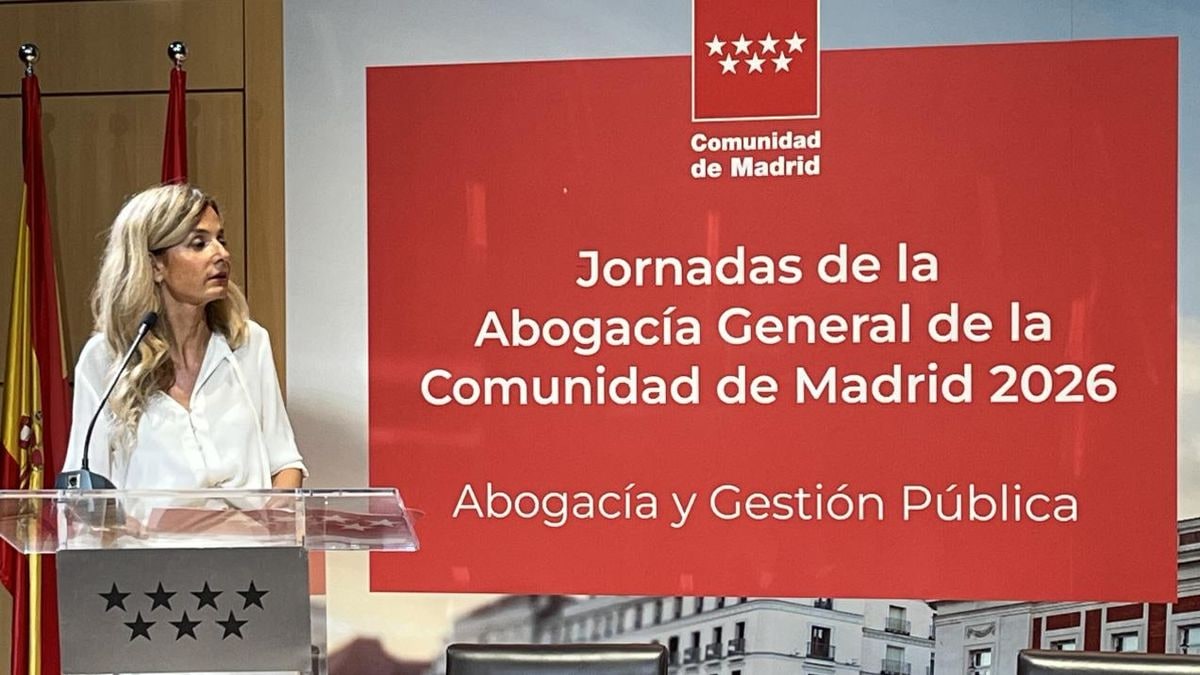Imagen ilustrativa: primer plano de un mazo de juez sobre libros de derecho en una biblioteca