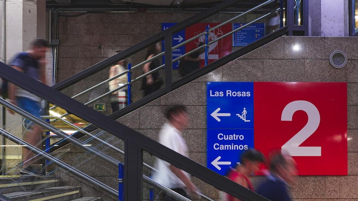 Imagen ilustrativa: entrada de una estación de metro de noche con una máquina expendedora de billetes iluminada