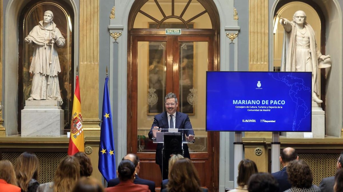 Imagen ilustrativa: interior de un salón institucional con luz de ventana lateral y un atril vacío