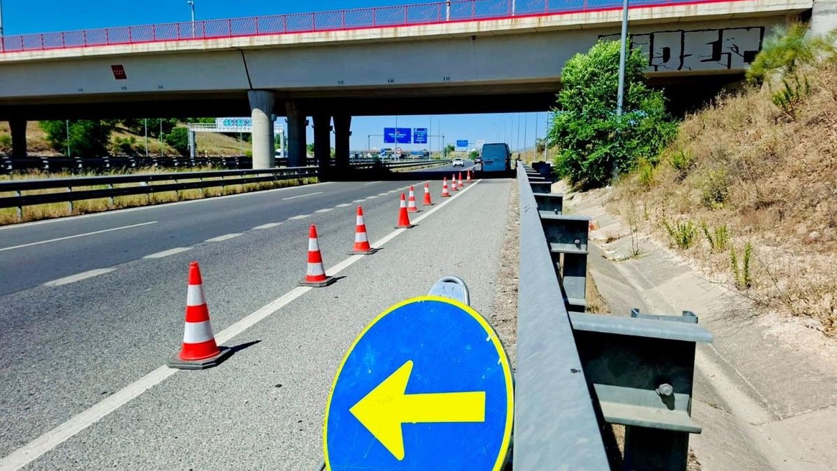 Imagen ilustrativa: primer plano de una junta de dilatación de un puente en proceso de reparación, con herramientas y hormigón visible
