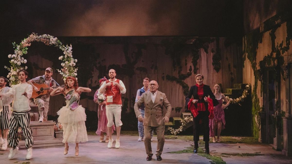 Imagen ilustrativa: interior de un teatro clásico con butacas rojas y escenario iluminado