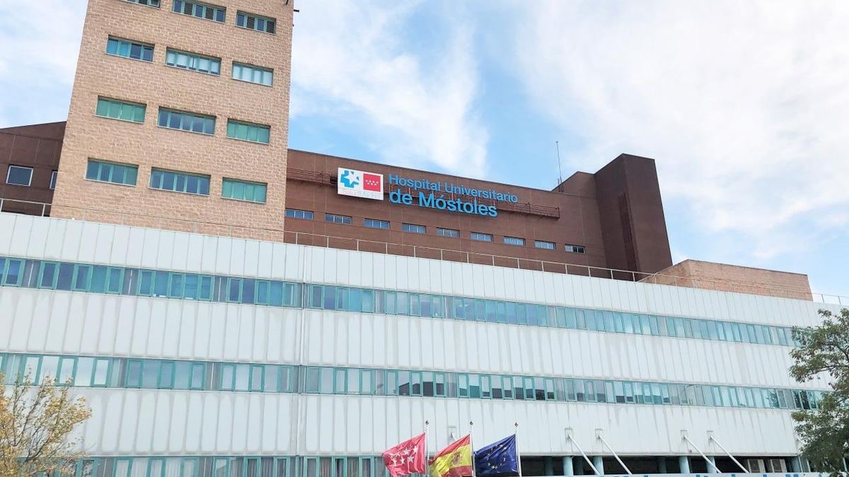 Imagen ilustrativa: pasillo de hospital en contraluz al atardecer con siluetas difuminadas de personal sanitario
