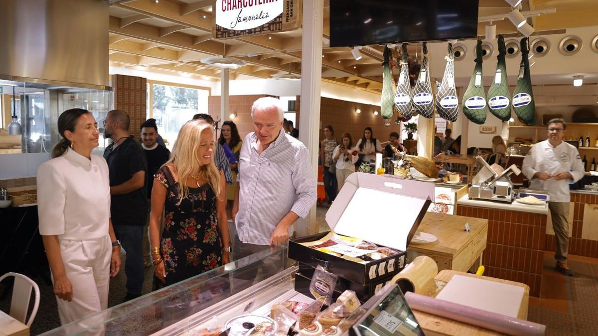 Imagen ilustrativa: interior de un mercado con puestos de productos frescos y luz de atardecer proyectando sombras largas.
