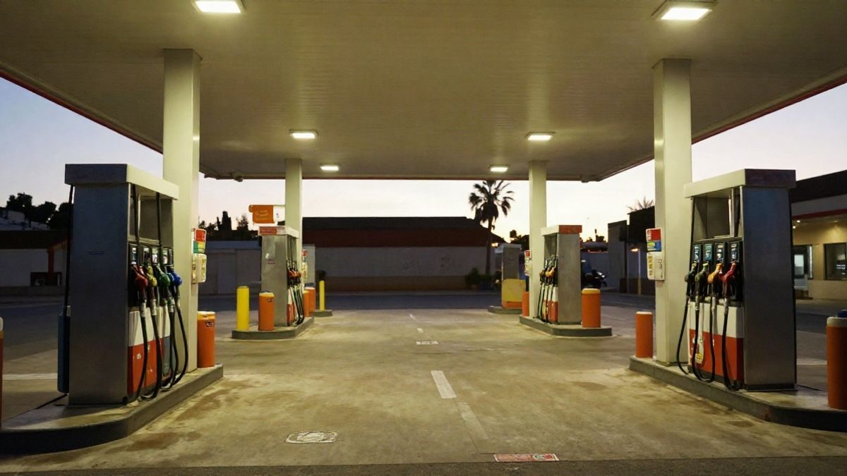 Imagen ilustrativa: surtidores de una gasolinera al atardecer, con líneas de perspectiva y luz cálida