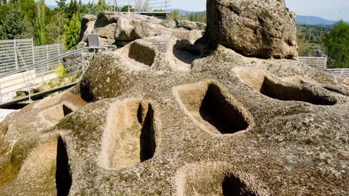 Imagen ilustrativa: tumbas de piedra en un yacimiento arqueológico al aire libre