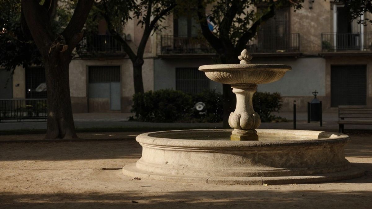 Imagen ilustrativa: una fuente de piedra antigua junto a dos plátanos altos en un jardín urbano al atardecer