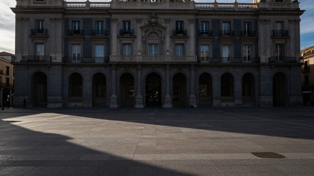 Imagen ilustrativa: fachada de un edificio institucional de estilo clásico en una plaza vacía con luz matinal