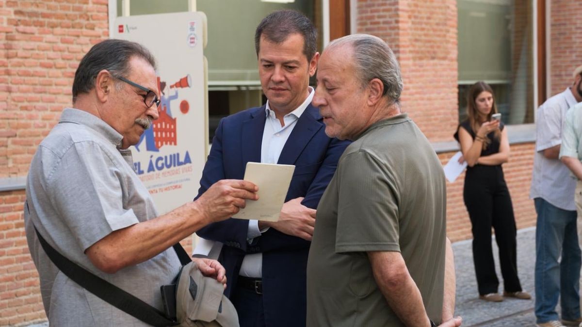 Imagen ilustrativa: primer plano de un muro de ladrillo industrial envejecido con luz cálida