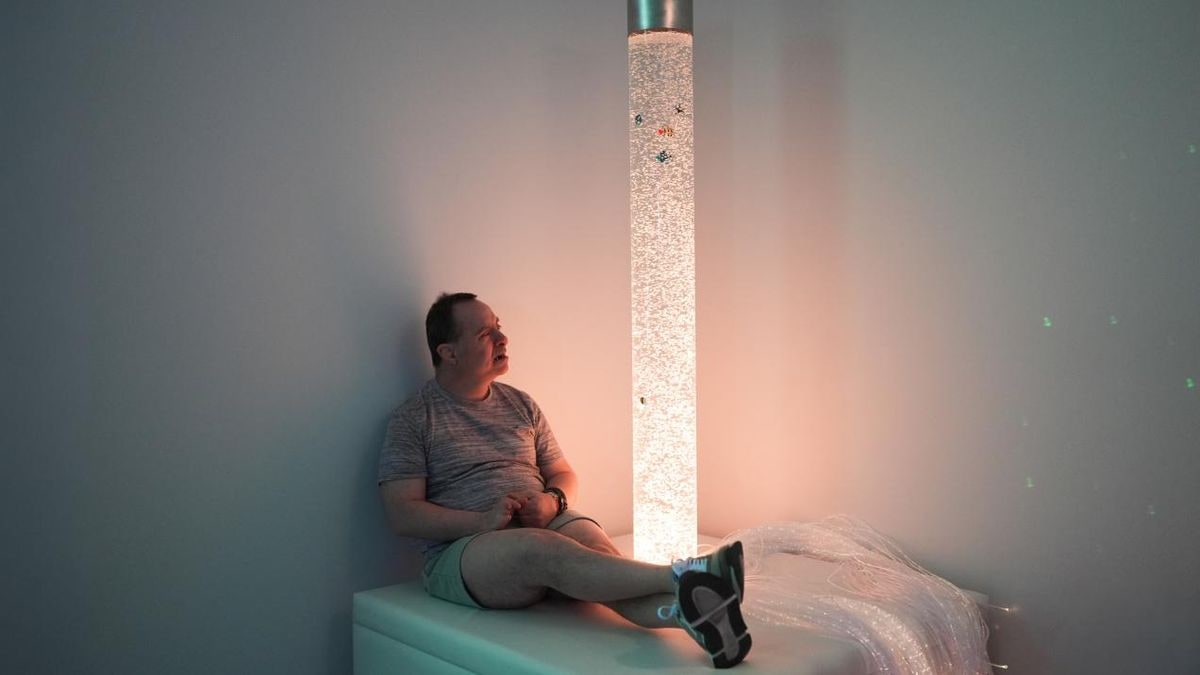 Imagen ilustrativa: vista cenital de una sala común de un centro residencial moderno con sillas vacías alrededor de una mesa