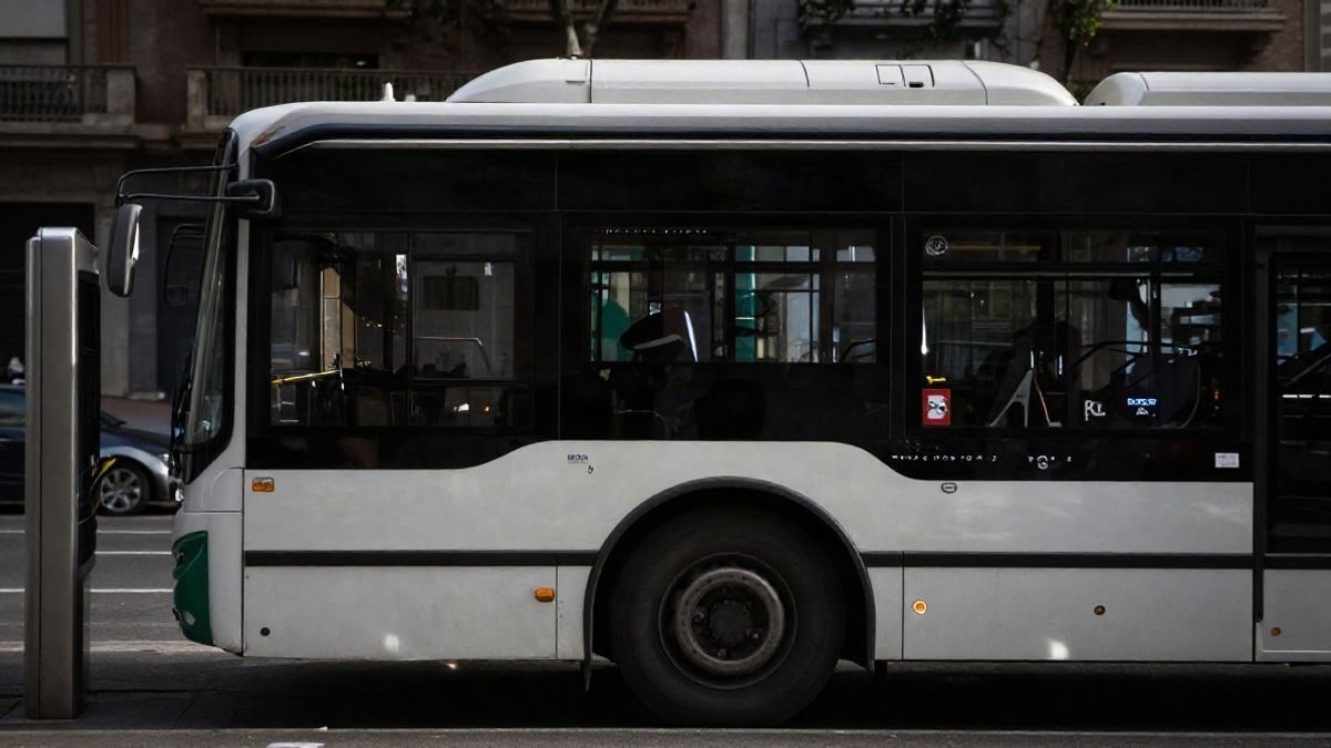Imagen ilustrativa: autobús eléctrico estacionado en una estación de carga con la ciudad al fondo
