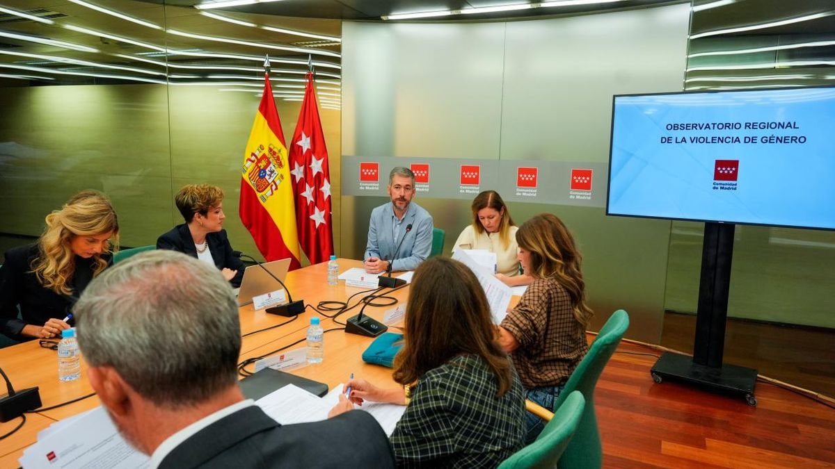 Imagen ilustrativa: sala de reuniones institucional vacía con una mesa larga y sillas, iluminada por luz natural