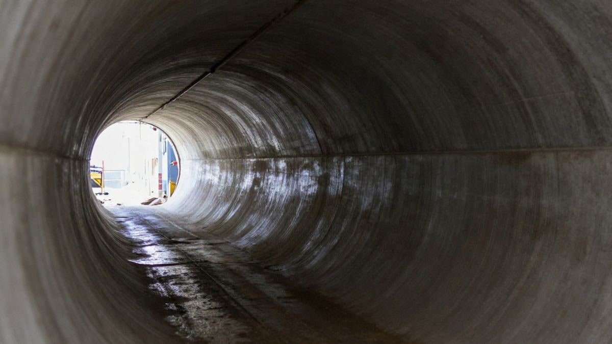 Imagen ilustrativa: túnel de metro en construcción con revestimiento de hormigón que se pierde en la distancia