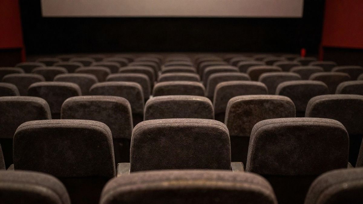 Imagen ilustrativa: una butaca vacía de cine en primer plano con las filas desenfocadas al fondo