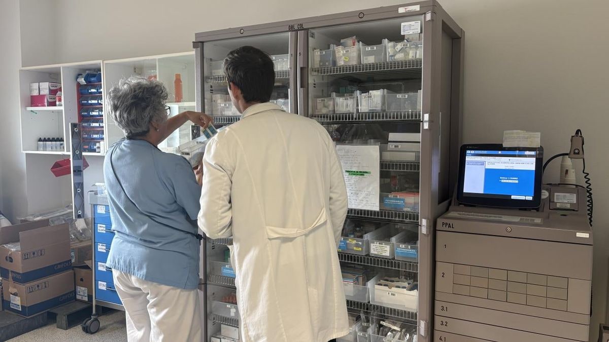 Imagen ilustrativa: estantería de almacén hospitalario con cajas de material de curas bajo luz artificial nocturna