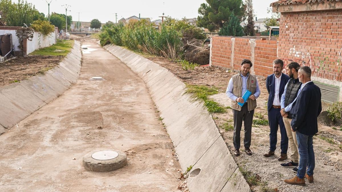 Imagen ilustrativa: vista cenital de una pequeña plaza rural con andamios y obras genéricas
