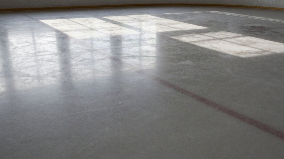 Imagen ilustrativa: vista cenital de una pista de hielo vacía con luz natural