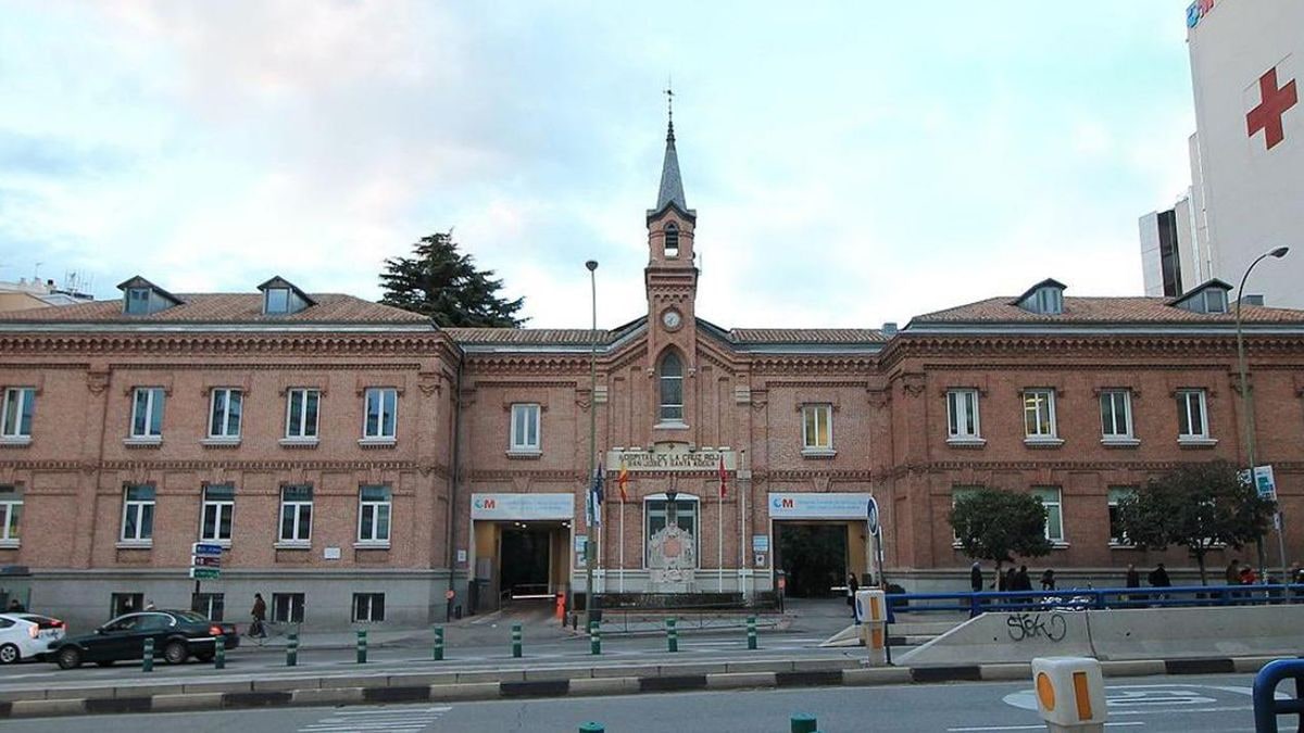 Imagen ilustrativa: pasillo de un hospital con la puerta de una unidad médica y personal sanitario al fondo