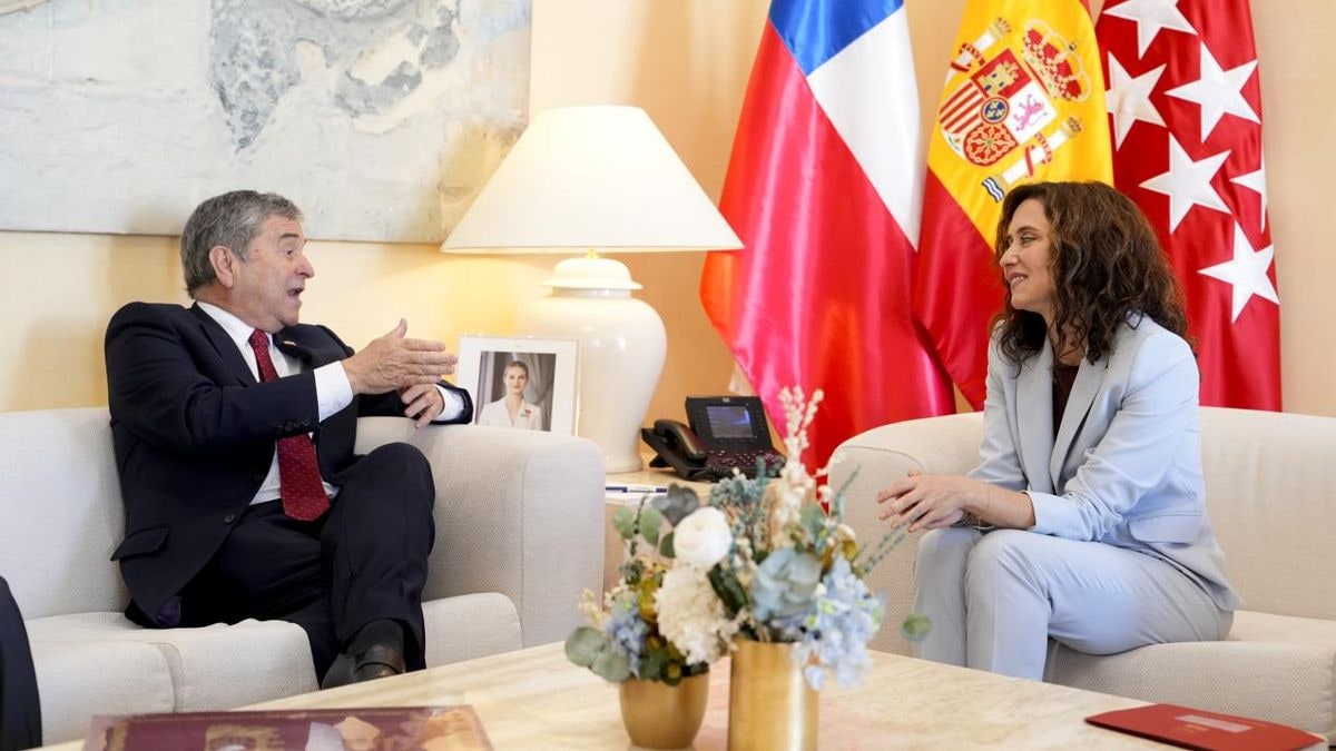 Imagen ilustrativa: sala de reuniones institucional con banderas y un maletín sobre la mesa
