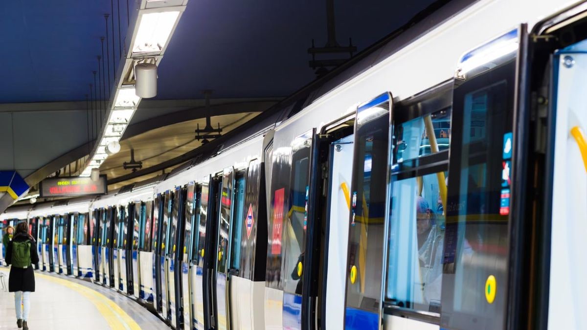 Imagen ilustrativa: vista cenital de un andén de metro moderno con suelo embaldosado y línea de seguridad amarilla, sin personas